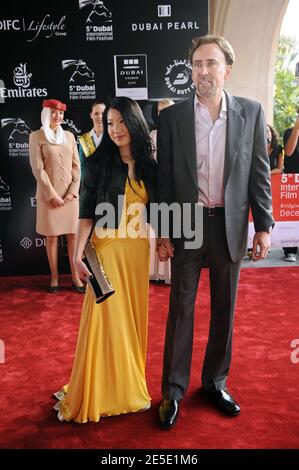 L'attore statunitense Nicolas Cage e sua moglie Alice Kim Cage arrivano per la proiezione di 'Rachel Got Married' durante il Dubai International Film Festival, a Dubai, Emirati Arabi Uniti, il 13 dicembre 2008. Foto di Ammar Abd Rabbo/ABACAPRESS.COM Foto Stock