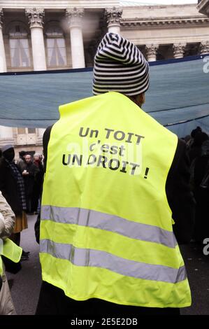 Dimostrazione da parte dell'associazione DAL (Droit au Logement) a sostegno di famiglie scarsamente ospitate rue de la Banque vicino alla Borsa, a Parigi, Francia, il 14 dicembre 2008. I membri dell'associazione occupano un edificio vuoto. Foto di Thierry Plessis/ABACAPRESS.COM Foto Stock