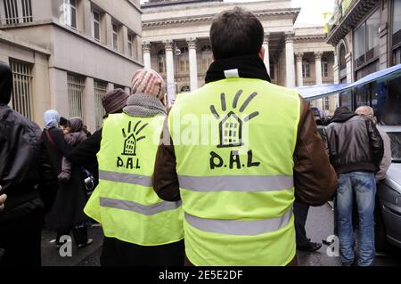 Dimostrazione da parte dell'associazione DAL (Droit au Logement) a sostegno di famiglie scarsamente ospitate rue de la Banque vicino alla Borsa, a Parigi, Francia, il 14 dicembre 2008. I membri dell'associazione occupano un edificio vuoto. Foto di Thierry Plessis/ABACAPRESS.COM Foto Stock