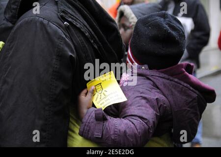 Dimostrazione da parte dell'associazione DAL (Droit au Logement) a sostegno di famiglie scarsamente ospitate rue de la Banque vicino alla Borsa, a Parigi, Francia, il 14 dicembre 2008. I membri dell'associazione occupano un edificio vuoto. Foto di Thierry Plessis/ABACAPRESS.COM Foto Stock