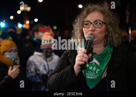 Varsavia, Varsavia, Polonia. 27 gennaio 2021. MARTA LEMPART, attivisti per i diritti delle donne e fondatore del movimento di Strike delle Donne, adora la folla il 27 gennaio 2021 a Varsavia, Polonia. Centinaia di persone sono scese in piazza dopo che il tribunale costituzionale ha pubblicato la sentenza che rende illegale l'aborto in caso di grave malformazione del feto. Credit: Aleksander Kalka/ZUMA Wire/Alamy Live News Foto Stock