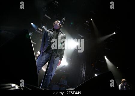 Liam Gallagher, chitarrista/vocale Oasis, suona dal vivo al Madison Square Garden di New York, NY, USA il 17 dicembre 2008. Foto di Aton Pak/ABACAPRESS.COM Foto Stock