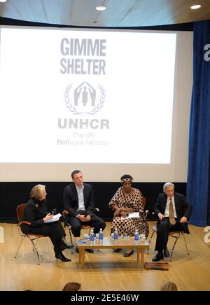 (L-R) Presidente della Vital Voices Global Partnership Melanne Verveer, attore ben Affleck, sopravvissuto al genocidio e co-fondatore dell'organizzazione per la protezione dei rifugiati Mapendo International, Rose Mapendo, E direttore dell'Ufficio dell'Alto Commissariato delle Nazioni Unite per i rifugiati a New York Pierre Bertrand durante il lancio della campagna "Gimme Shelter" per l'UNHCR, l'Agenzia delle Nazioni Unite per i rifugiati per sensibilizzare e finanziare la crisi umantaria nella Repubblica democratica del Congo; Presso la sede delle Nazioni Unite a New York City, NY, USA il 17 dicembre 2008. Foto di David Miller/ABACAPRESS.COM Foto Stock