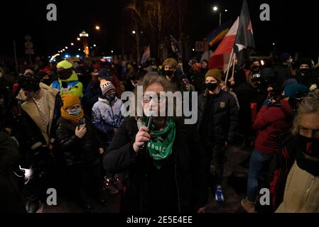 Varsavia, Varsavia, Polonia. 27 gennaio 2021. MARTA LEMPART, attivisti per i diritti delle donne e fondatore del movimento di Strike delle Donne, adora la folla il 27 gennaio 2021 a Varsavia, Polonia. Centinaia di persone sono scese in piazza dopo che il tribunale costituzionale ha pubblicato la sentenza che rende illegale l'aborto in caso di grave malformazione del feto. Credit: Aleksander Kalka/ZUMA Wire/Alamy Live News Foto Stock