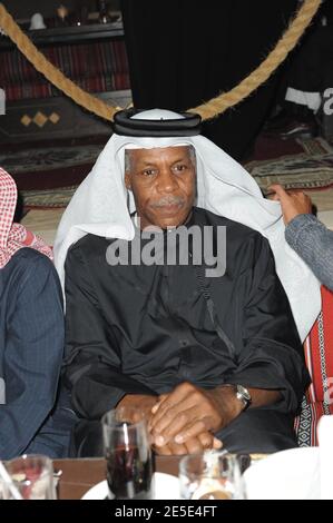 L'attore statunitense Danny Glover indossa abiti arabi tradizionali e 'ghutra' (coprendo la testa) mentre partecipa a una festa per la chiusura del Dubai International Film Festival, in un resort vicino Dubai, Emirati Arabi Uniti, il 18 dicembre 2008. Foto di Ammar Abd Rabbo/ABACAPRESS.COM Foto Stock