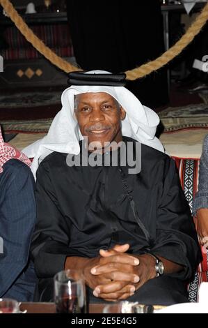 L'attore statunitense Danny Glover indossa abiti arabi tradizionali e 'ghutra' (coprendo la testa) mentre partecipa a una festa per la chiusura del Dubai International Film Festival, in un resort vicino Dubai, Emirati Arabi Uniti, il 18 dicembre 2008. Foto di Ammar Abd Rabbo/ABACAPRESS.COM Foto Stock