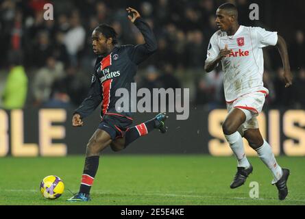 Peguy Luyindula della PSG durante la partita di calcio della Coppa UEFA, PSG vs Twenteat lo stadio Parc de Princes di Parigi, Francia, il 18 dicembre 2008. PSG ha vinto 4-0. Foto di Steeve Mc Maggio/Cameleon/ABACAPRESS.COM Foto Stock