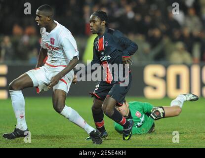 Peguy Luyindula del PSG segna l'ultimo goal durante la partita di calcio della Coppa UEFA, PSG vs Twenteat lo stadio Parc de Princes di Parigi, Francia, il 18 dicembre 2008. PSG ha vinto 4-0. Foto di Steeve Mc Maggio/Cameleon/ABACAPRESS.COM Foto Stock