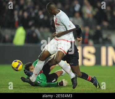 Peguy Luyindula del PSG segna l'ultimo goal durante la partita di calcio della Coppa UEFA, PSG vs Twenteat lo stadio Parc de Princes di Parigi, Francia, il 18 dicembre 2008. PSG ha vinto 4-0. Foto di Steeve Mc Maggio/Cameleon/ABACAPRESS.COM Foto Stock