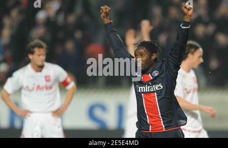 Peguy Luyindula del PSG celebra il suo obiettivo durante la partita di calcio della Coppa UEFA, PSG vs Twenteat lo stadio Parc de Princes di Parigi, Francia, il 18 dicembre 2008. PSG ha vinto 4-0. Foto di Steeve Mc Maggio/Cameleon/ABACAPRESS.COM Foto Stock