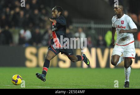 Peguy Luyindula della PSG durante la partita di calcio della Coppa UEFA, PSG vs Twenteat lo stadio Parc de Princes di Parigi, Francia, il 18 dicembre 2008. PSG ha vinto 4-0. Foto di Steeve Mc Maggio/Cameleon/ABACAPRESS.COM Foto Stock