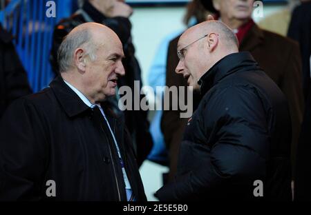 Pierre Camou il nuovo presidente francese dell'Associazione Rugby incontra il segretario di Stato dello sport Bernard Laporte durante la partita di rugby Top14 Stade Francais vs Bayonne allo stadio Jean Bouin di Parigi, Francia, il 20 dicembre 2008. Stade Francais ha vinto 35-8. Foto di Henri Szwarc/Cameleon/ABACAPRESS.COM Foto Stock