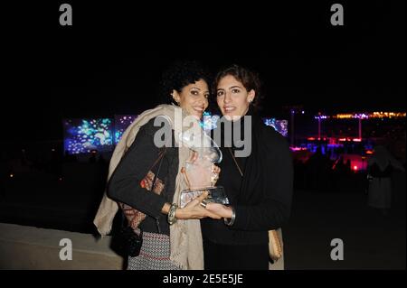 Il regista palestinese Annemarie Jacir (R) e la sua attrice Suheir Hammad si pongono con il Muhr Award come miglior sceneggiatura per la "Salt of This Sea" durante una festa per la chiusura del Dubai International Film Festival, in un resort vicino Dubai, Emirati Arabi Uniti, il 18 dicembre 2008. Foto di Ammar Abd Rabbo/ABACAPRESS.COM Foto Stock