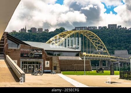 Pittsburgh, Pennsylvania, USA - 30 luglio 2016: Vista dell'ingresso del Fort Pitt Museum nel Point state Park con l'ingresso alla tun di Fort Pittt Foto Stock