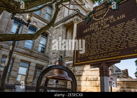 St. Clairsville, Ohio/USA-7 giugno 2018: Contrassegno storico fuori dal tribunale della contea di Belmont che commemora il governatore Arthur St. Clair con la Be Foto Stock