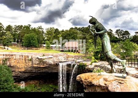 Gadsden, Alabama, USA - 20 maggio 2017: La statua di bronzo di una giovane donna cherokee di nome Noccalula, che la leggenda dice precipitata alla sua morte a questo punto Foto Stock