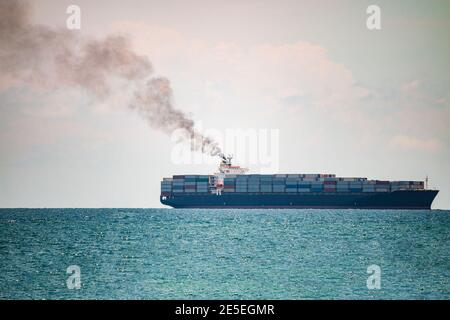 Le navi portacontainer in mare hanno molto fumo nero. Foto Stock