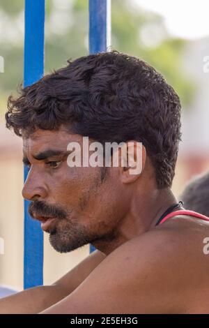 Siddanakolla, Karnataka, India - 7 novembre 2013: La democrazia al lavoro: Riunione del villaggio per risolvere la disputa degli agricoltori. Closeup facciale del denunciante in controversia Foto Stock