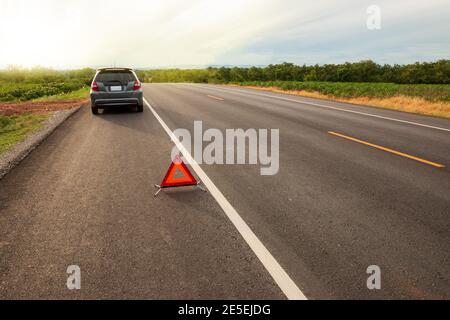 Evento imprevisto in viaggio vicino a un viaggio, triangolo di avvertimento rosso. Foto Stock