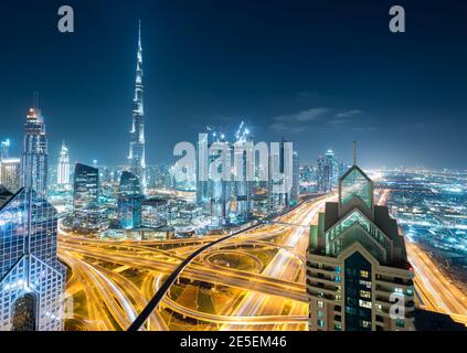 Grattacielo Burj Khalifa a Dubai, Emirati Arabi Uniti. L'edificio più alto del mondo, chiamato Khalifa Tower. Trafficato svincolo autostradale e grattacieli. Foto Stock