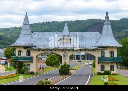 Portico di Gramado, nella Serra Gaucha, una città turistica dello stato del Rio Grande do sul in Brasile. Porta della città di Gramado. Foto Stock