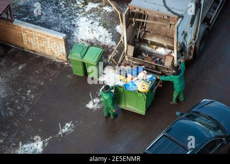 Uomini di rifiuti che raccolgono rifiuti domestici misti per la separazione e il riciclaggio, Mosca, 27.01.2020 Foto Stock