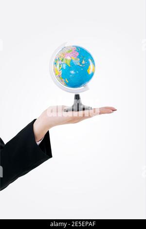 Mano che tiene una donna di affari globo foto di alta qualità Foto Stock