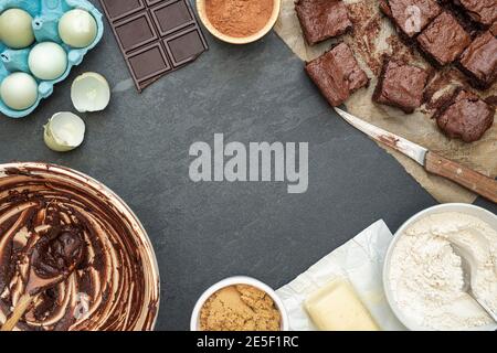 Brownie al cioccolato e ingredienti fatti in casa su sfondo di ardesia Foto Stock