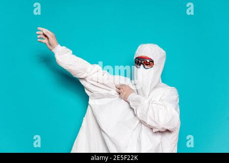 Foto a stock di un operatore sanitario non riconosciuto che indossa tuta protettiva per il covid19. Foto Stock