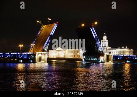 San Pietroburgo. Russia. Il ponte del Palazzo è divorziato. Sollevamento dei ponti. Ponti di Pietroburgo. Vista dalla Neva all'Hermitage. Inverno pa Foto Stock