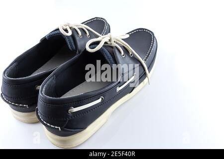 Scarpe uomo in pelle di colore blu su sfondo bianco Foto Stock