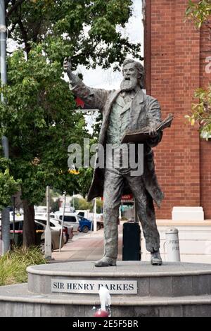 Una statua di Sir Henry Parkes, Premier della colonia del nuovo Galles del Sud, conosciuto come il 'Padre della Federazione', a Parkes, NSW, Australia. Foto Stock