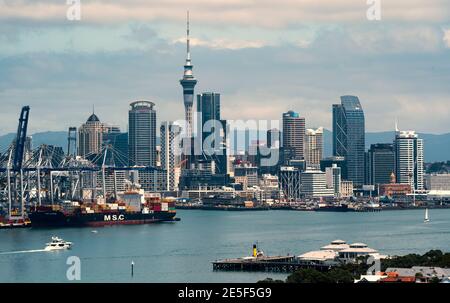 Gennaio 2021 vista del quartiere centrale degli affari di Auckland e del porto di Auckland. In primo piano è il terminal dei traghetti di Devonport. Rob Taggart/Alamy Foto Stock