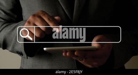 Uomo d'affari che usa la ricerca navigare Internet delle cose Internet delle cose Internet delle cose In Work Information Communication Technology Foto Stock