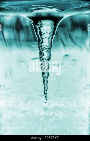 Dimostrazione ciclone in tubo di vetro, tornado in vetro blu con colonna d'aria rotante, tubo d'acqua con idromassaggio blu Foto Stock