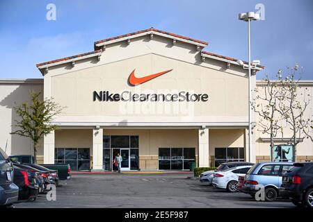 Vista generale della segnaletica Nike Clearance Store in mezzo alla pandemia del coronavirus, lunedì 25 gennaio 2021, a Valencia, California (Dylan Stewart/immagine di Foto Stock