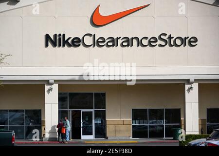 Vista generale della segnaletica Nike Clearance Store in mezzo alla pandemia del coronavirus, lunedì 25 gennaio 2021, a Valencia, California (Dylan Stewart/immagine di Foto Stock