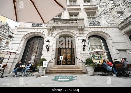 New York, Stati Uniti. 27 gennaio 2021. La gente siede all'esterno al Ralph's Cafe lungo la 72nd Street, adiacente alla boutique femminile di Ralph Lauren su Madison Avenue a New York, NY, 27 gennaio 2021. La Fashion Week 2021 è iniziata a Parigi, in Francia, dove i designer di moda stanno mostrando le loro collezioni della primavera 2021 in modi nuovi e fantasiosi nonostante le restrizioni COVID-19 come i viaggi aerei e un blocco della città per alcuni periodi della giornata. (Foto di Anthony Behar/Sipa USA) Credit: Sipa USA/Alamy Live News Foto Stock