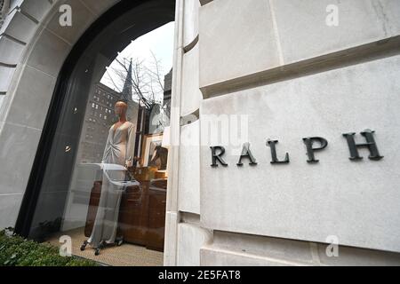 New York, Stati Uniti. 27 gennaio 2021. Un manichino mostra nuova moda nella vetrina della boutique femminile di Ralph Lauren su Madison Avenue a New York, NY, 27 gennaio 2021. La Fashion Week 2021 è iniziata a Parigi, in Francia, dove i designer di moda stanno mostrando le loro collezioni della primavera 2021 in modi nuovi e fantasiosi nonostante le restrizioni COVID-19 come i viaggi aerei e un blocco della città per alcuni periodi della giornata. (Foto di Anthony Behar/Sipa USA) Credit: Sipa USA/Alamy Live News Foto Stock