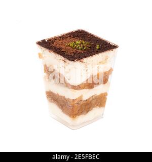 Dessert di tiramisù isolato in una tazza sul bianco Foto Stock