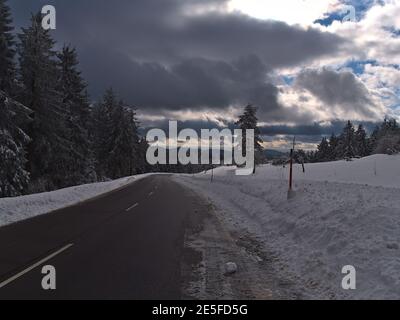 Bella vista della strada libera Schwarzwaldhochstraße nella stagione invernale con neve profonda e alberi congelati vicino a Schliffkopf, Germania nella Foresta Nera. Foto Stock