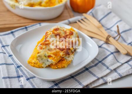 una gustosa zucca cannelloni fatta in casa su un tavolo Foto Stock