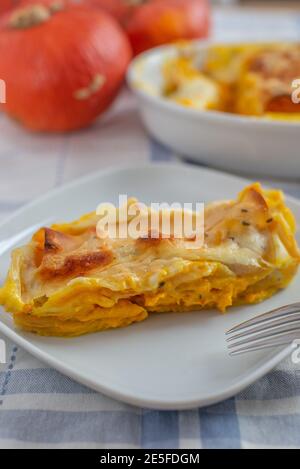 una gustosa zucca cannelloni fatta in casa su un tavolo Foto Stock