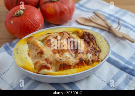 una gustosa zucca cannelloni fatta in casa su un tavolo Foto Stock