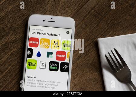 App assortite per la consegna di cibo sono visibili su un iPhone - Grubbuhub, Uber mangia, Postmates, fresco, Daily Harvest, HelloFresh, Blue Apron, e così via Foto Stock
