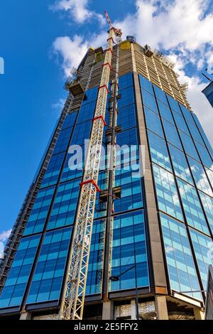 Varsavia, Polonia - 22 maggio 2020: Cantiere della Torre di Varroso Place in via Chmielna nel quartiere degli affari di Srodmiescie a Varsavia Foto Stock