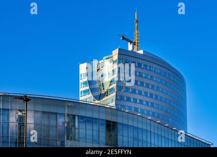 Varsavia, Polonia - 22 maggio 2020: Zlote Tarasy Golden Terraces complesso commerciale e uffici con torri Skylight e Lumen che si innalzano sopra Srodmiescie quartiere Foto Stock