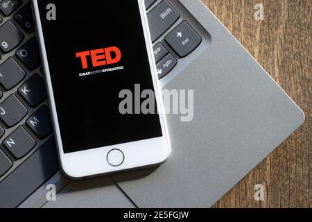 Il logo TED Talks viene visualizzato su un telefono. TED è un'organizzazione di media che pubblica i colloqui in linea per la distribuzione libera sotto lo slogan 'le idee degno di diffusione '. Foto Stock