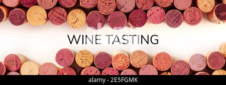Banner panoramico degustazione vini. Molti tappi di vino, sparati dall'alto su uno sfondo bianco Foto Stock
