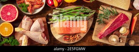 Panorama gastronomico, girato dall'alto. Ingredienti biologici sani, carne e pesce, frutta e verdura, il concetto di una dieta equilibrata Foto Stock